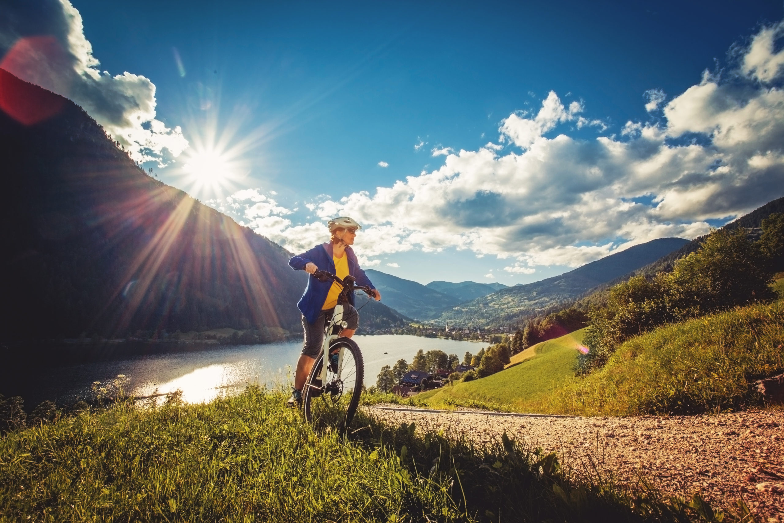 femme sur vélo électrique profitant de la vue sur un magnifique lac / vélo électrique et nature