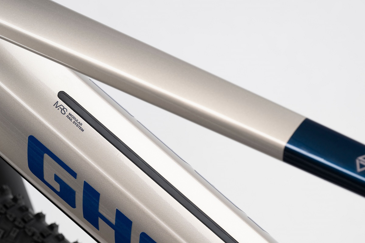 GHOST E-TERU UNIVERSAL
Unisexe pearl warm grey / pearl dark blue - glossy 2024 – Image 3