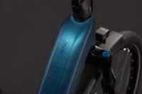 Cube Touring Hybrid Pro 800 bleu électrique et Prizm 2027 – Image 10